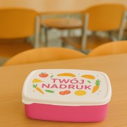 różowe pudełko śniadaniowe na posiłek  (1).jpg