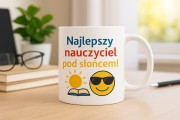 Kubek Najlepszy nauczyciel pod słońcem na biurku – prezent dla wychowawcy