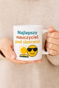 Zabawny kubek dla nauczyciela trzymany w dłoniach