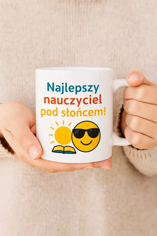 Zabawny kubek dla nauczyciela trzymany w dłoniach