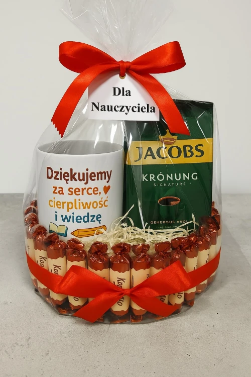 Torcik z kubkiem i kawą w opakowaniu celofanowym.jpg