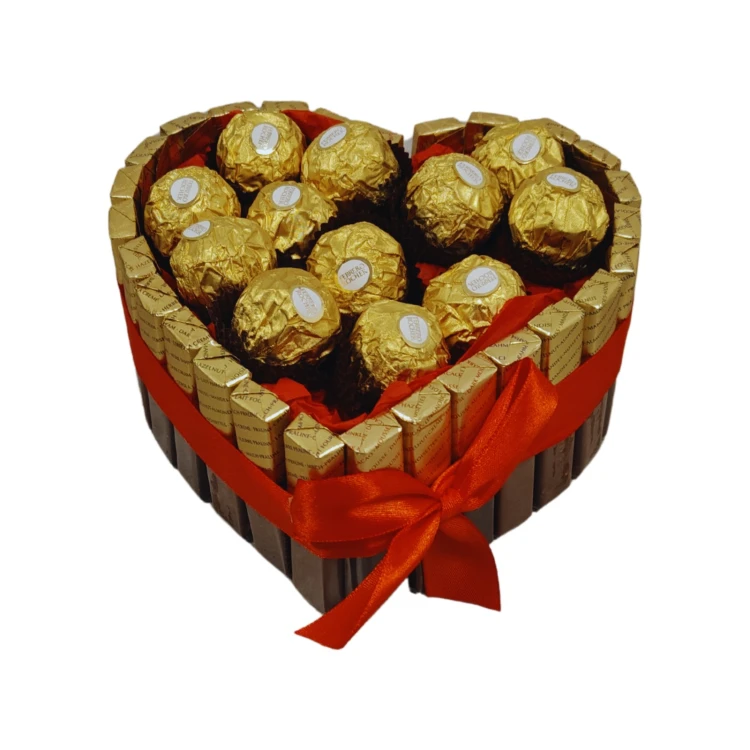 Torcik Serce mały MF na białym tle – czekoladki Merci i praliny Ferrero Rocher z czerwoną kokardą