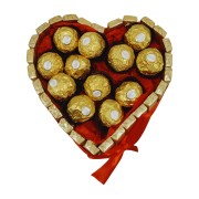 Torcik w kształcie serca z 12 pralin Ferrero Rocher i 27 czekoladek Merci – widok z góry