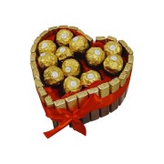 Elegancki torcik z czekoladek Merci i Ferrero Rocher – widok z przodu