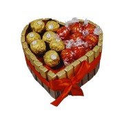 Elegancki torcik z czekoladek Merci, Ferrero i Lindor – widok z przodu, upominek dla Niej i dla Niego