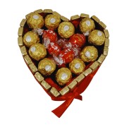 Serce z pralin Lindor otoczone Ferrero Rocher i czekoladkami Merci – widok z góry