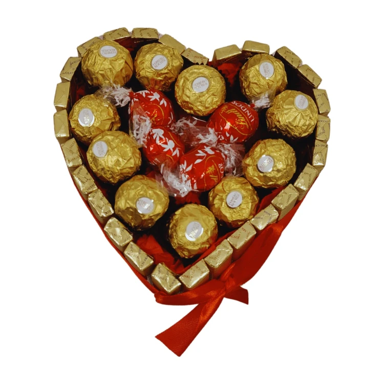 Serce z pralin Lindor otoczone Ferrero Rocher i czekoladkami Merci – widok z góry