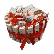 Tort Kinder na białym tle – czekoladki Kinder, Country, Bueno Mini i Schoko-Bons z czerwoną kokardą