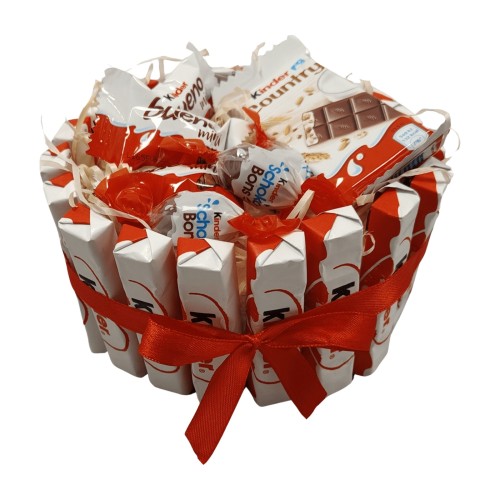 Tort Kinder na białym tle – czekoladki Kinder, Country, Bueno Mini i Schoko-Bons z czerwoną kokardą