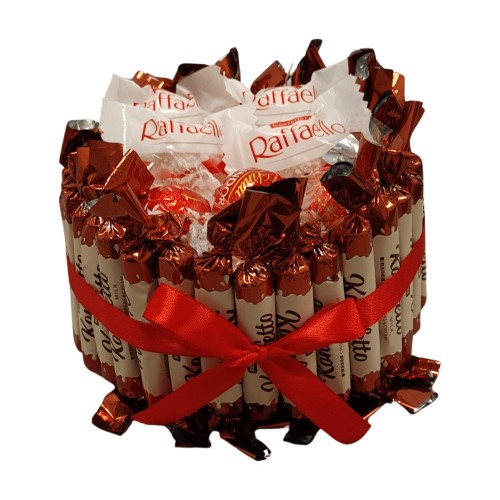Okrągły mini tort na białym tle – Konafetto, Raffaello i Lindor z czerwoną kokardą