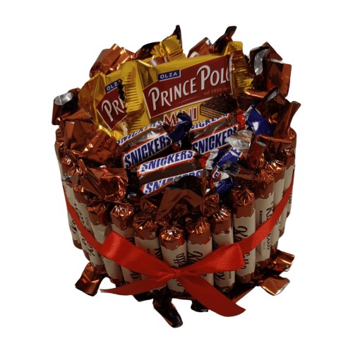 Okrągły mini tort na białym tle – Konafetto, mini Snickers i Prince Polo z czerwoną kokardą