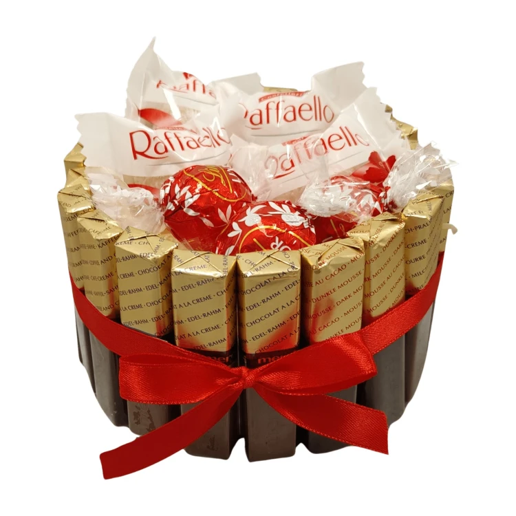 Okrągły mini tort na białym tle – Merci, Raffaello i Lindor z czerwoną kokardą