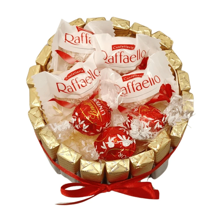 Mini tort MRL widziany z góry – Raffaello i praliny Lindor w otoczeniu czekoladek Merci