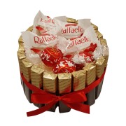 Elegancki mini tort z 27 słodyczy Merci, Raffaello i Lindor – widok z przodu