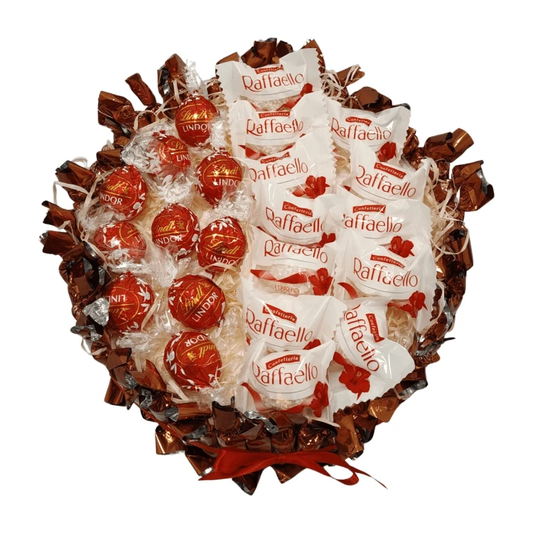 Tort KRL widziany z góry – 12 Raffaello i 10 pralin Lindor
