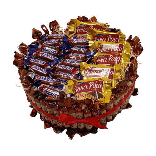 Średni tort okrągły na białym tle – Konafetto, mini Snickers i Prince Polo z czerwoną kokardą