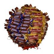 Tort KSP widziany z góry – 14 mini batonów Snickers i wafelki Prince Polo Mini