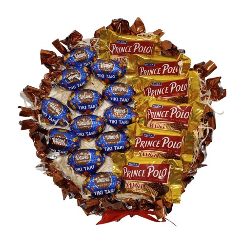Tort KTP widziany z góry – 12 pralin Tiki Taki Wawel i wafelki Prince Polo Mini