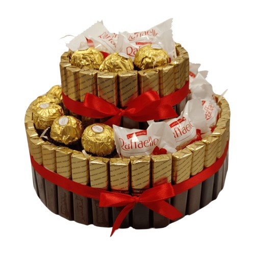 Tort dwupiętrowy na białym tle – Merci, Raffaello i Ferrero Rocher z czerwonymi kokardami