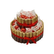 Dwupiętrowy tort z czekoladek MRL z napisem na wstążce – prezent na jubileusz i ślub