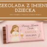 alt="Personalizowana czekolada z imieniem dziecka jako pamiątka Pierwszej Komunii Świętej – eleganckie opakowanie z grafiką dziewczynki i datą uroczystości, produkt od BoxyJoy"