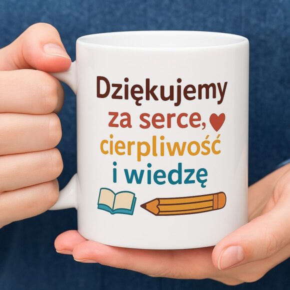 Na zdjęciu osoba trzyma w dłoniach kubek z podziękowaniem dla nauczyciela, który wzrusza i wywołuje uśmiech. To świetny upominek od klasy lub rodziców, szczególnie przy okazji zakończenia roku szkolnego.