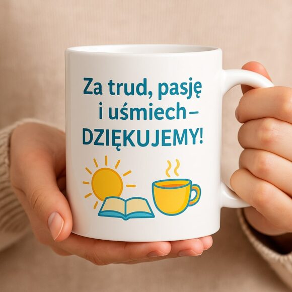 Osoba trzyma w dłoniach biały kubek z kolorowym nadrukiem „Za trud, pasję i uśmiech – DZIĘKUJEMY!” – prezent dla nauczyciela