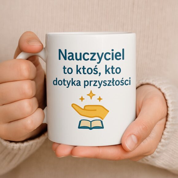 Osoba trzyma kubek z napisem „Nauczyciel to ktoś, kto dotyka przyszłości” – prezent wywołujący emocje i wdzięczność.
