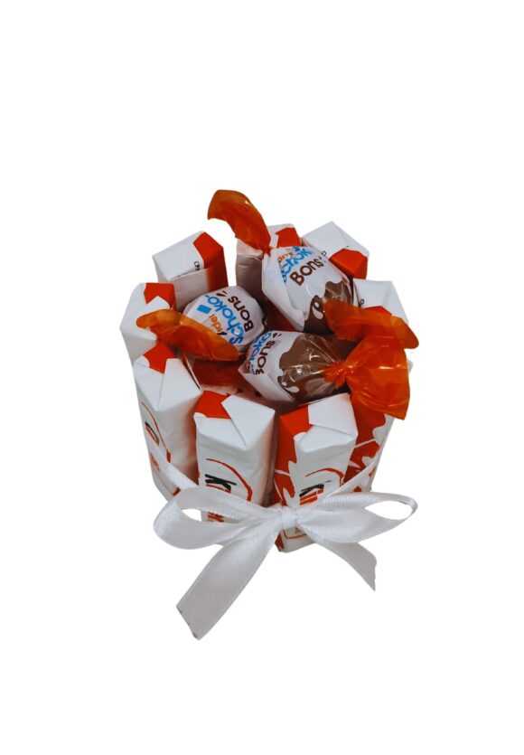 Widok z góry – mini torcik ze słodyczy Kinder