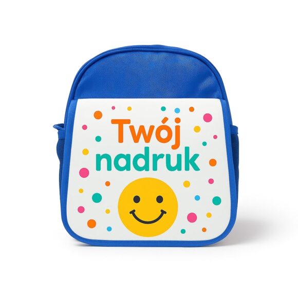 Personalizowany plecak dziecięcy w kolorze niebieskim z radosnym nadrukiem „Twój nadruk” i uśmiechniętą buźką wśród kolorowych kropek – prezentacja na białym tle