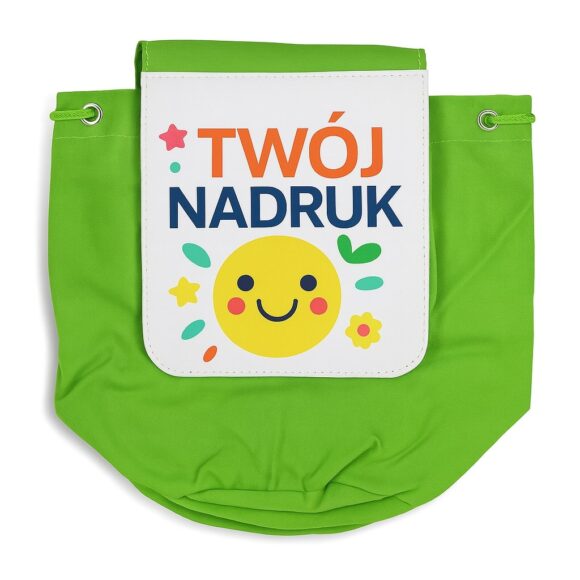 Zielony plecak dziecięcy z białą klapką do nadruku – przykładowa grafika z napisem „Twój nadruk” i uśmiechniętym słoneczkiem, widok z przodu