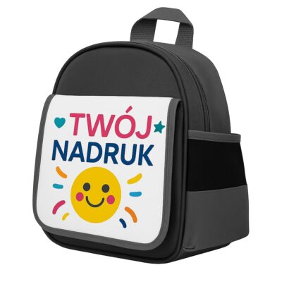 Czarny plecak dziecięcy z klapką do personalizacji, prezentowany z kolorową grafiką słoneczka i napisem „Twój nadruk” – pokazany na białym tle