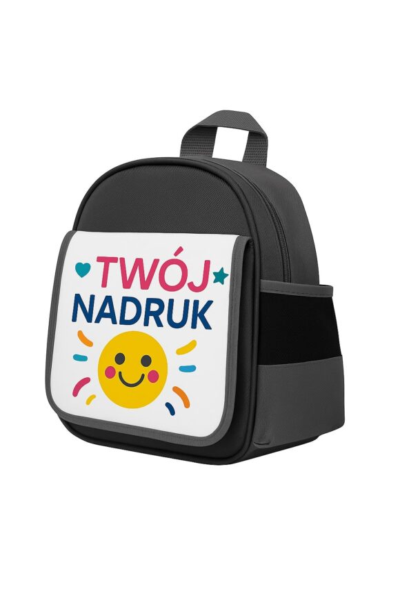 Czarny plecak dziecięcy z klapką do personalizacji, prezentowany z kolorową grafiką słoneczka i napisem „Twój nadruk” – pokazany na białym tle