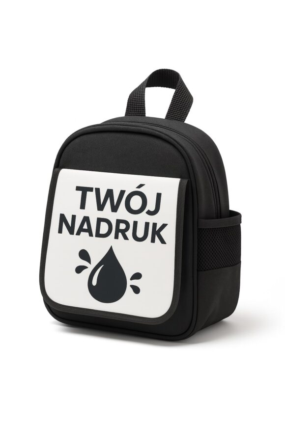 Plecak dziecięcy z własnym nadrukiem – czarny model z białą klapką z grafiką kropli i napisem „Twój nadruk”, zaprezentowany na białym tle