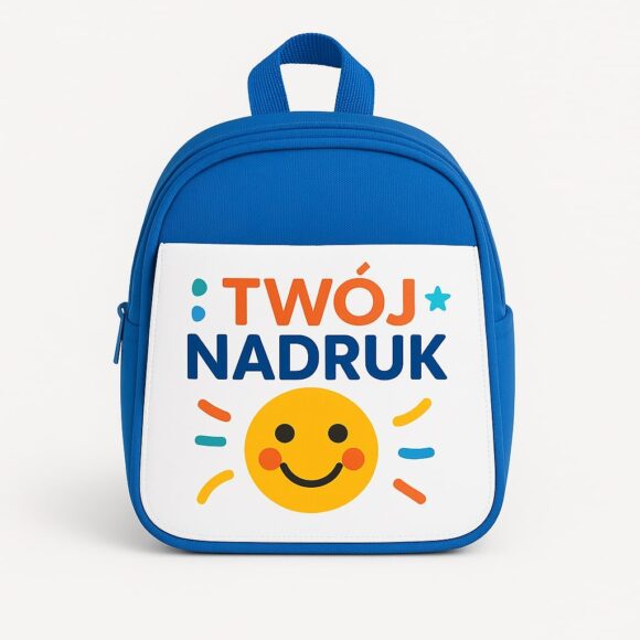 Niebieski plecak dla dziecka z własnym nadrukiem – przykładowy projekt z kolorowym napisem „Twój nadruk” i żółtą buźką, na białym tle