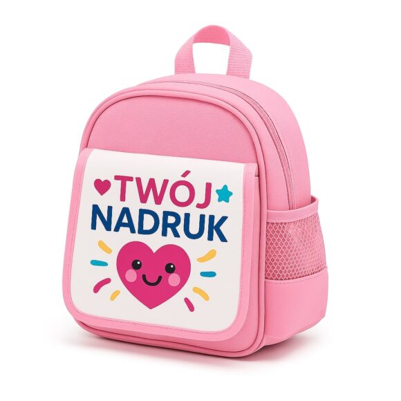 Różowy plecak dziecięcy z boczną kieszonką i możliwością personalizacji – klapka z kolorowym nadrukiem „Twój nadruk” i uśmiechniętym sercem, prezentowany na białym tle
