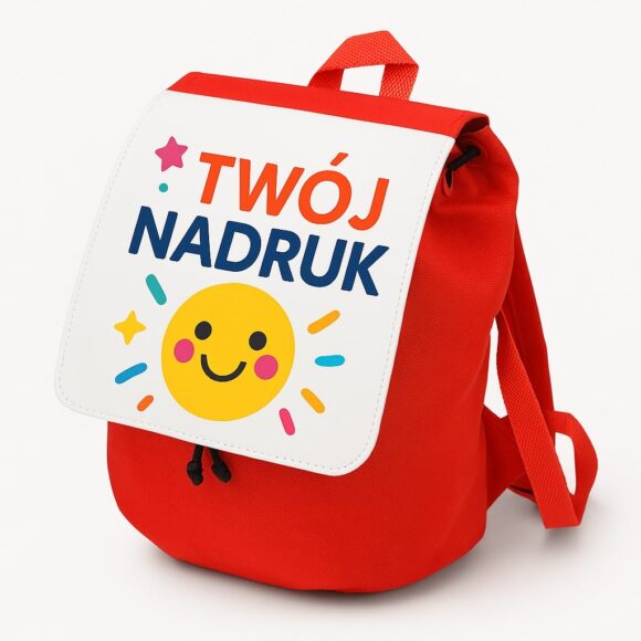 Czerwony plecak dziecięcy z personalizowaną klapką – nadruk „Twój nadruk” z kolorową grafiką słoneczka, pokazany pod kątem na białym tle