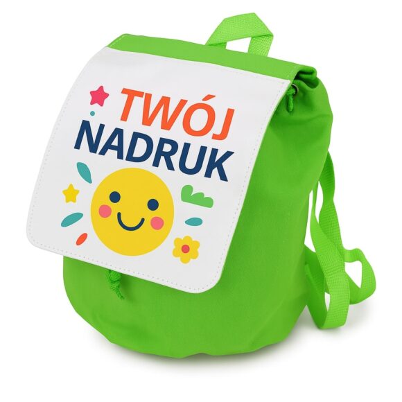 Plecak dziecięcy w kolorze zielonym z personalizowaną klapką – grafika „Twój nadruk” i radosne kolory, prezentacja pod kątem na białym tle