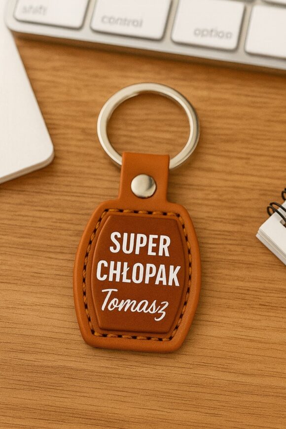 Personalizowany brelok Super Chłopak Tomasz w skórzanej oprawie, prezent na Dzień Chłopaka