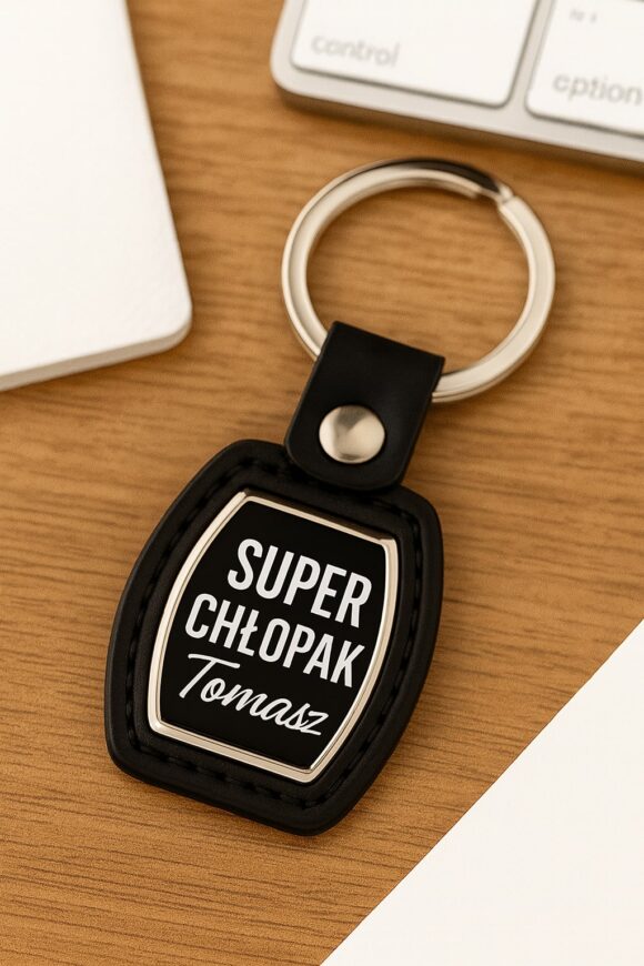 Personalizowany czarny brelok skórzano-metalowy z napisem Super Chłopak Tomasz, idealny na Dzień Chłopaka
