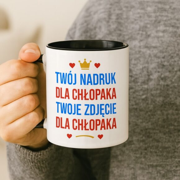 Kubek do personalizacji trzymany w dłoni – nadruk dla chłopaka z własnym projektem lub zdjęciem