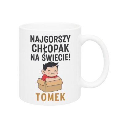 Biały kubek ceramiczny 330 ml z nadrukiem Najgorszy Chłopak na Świecie, ilustracja chłopaka w kartonie i personalizowanym imieniem Tomek