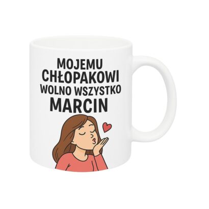 Biały kubek z nadrukiem Mojeму chłopakowi wolno wszystko Marcin oraz grafiką kobiety przesyłającej buziaka