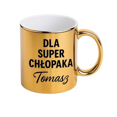 Złoty kubek ceramiczny z napisem „Dla Super Chłopaka Tomasz” – ujęcie na białym tle