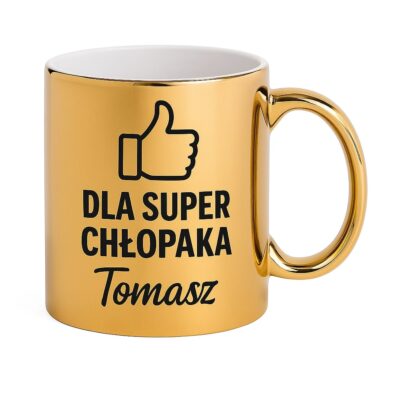 Złoty kubek ceramiczny z nadrukiem czarnego kciuka w górę i napisem „Dla super chłopaka Tomasz”, ujęcie na białym tle