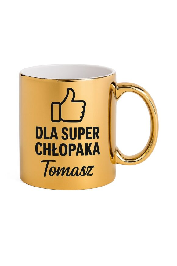 Złoty kubek ceramiczny z nadrukiem czarnego kciuka w górę i napisem „Dla super chłopaka Tomasz”, ujęcie na białym tle